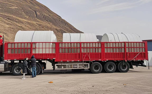 武都塑料桶装车完毕准备运输中